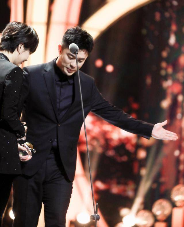 贾乃亮调侃了半个演艺圈,贾乃亮在娱乐圈的人缘是真的好,太棒了_杨紫