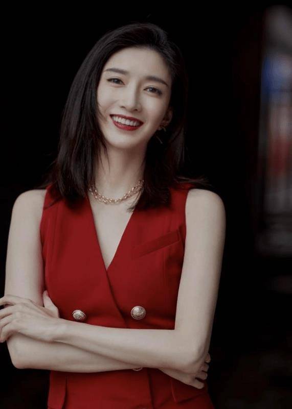 江疏影御姐风深v领短裙曝光,不愧是气质女神,真是女人韵味十足_女性