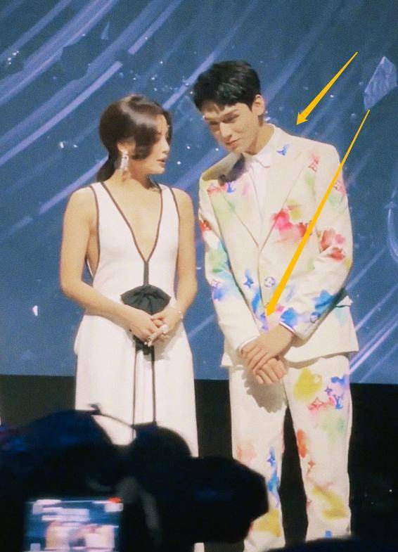 站着说话的时候更加明显了,龚俊186cm的身高马上侧头弯了下来,然后手