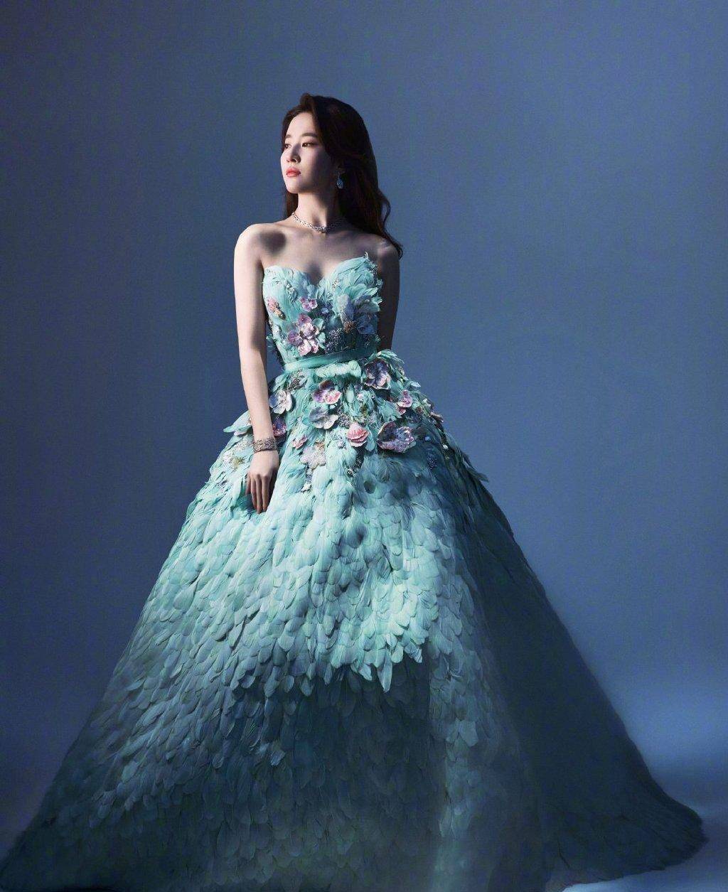 刘亦菲身穿eliesaab美裙惊艳微博之夜_裙子_孔雀_视觉