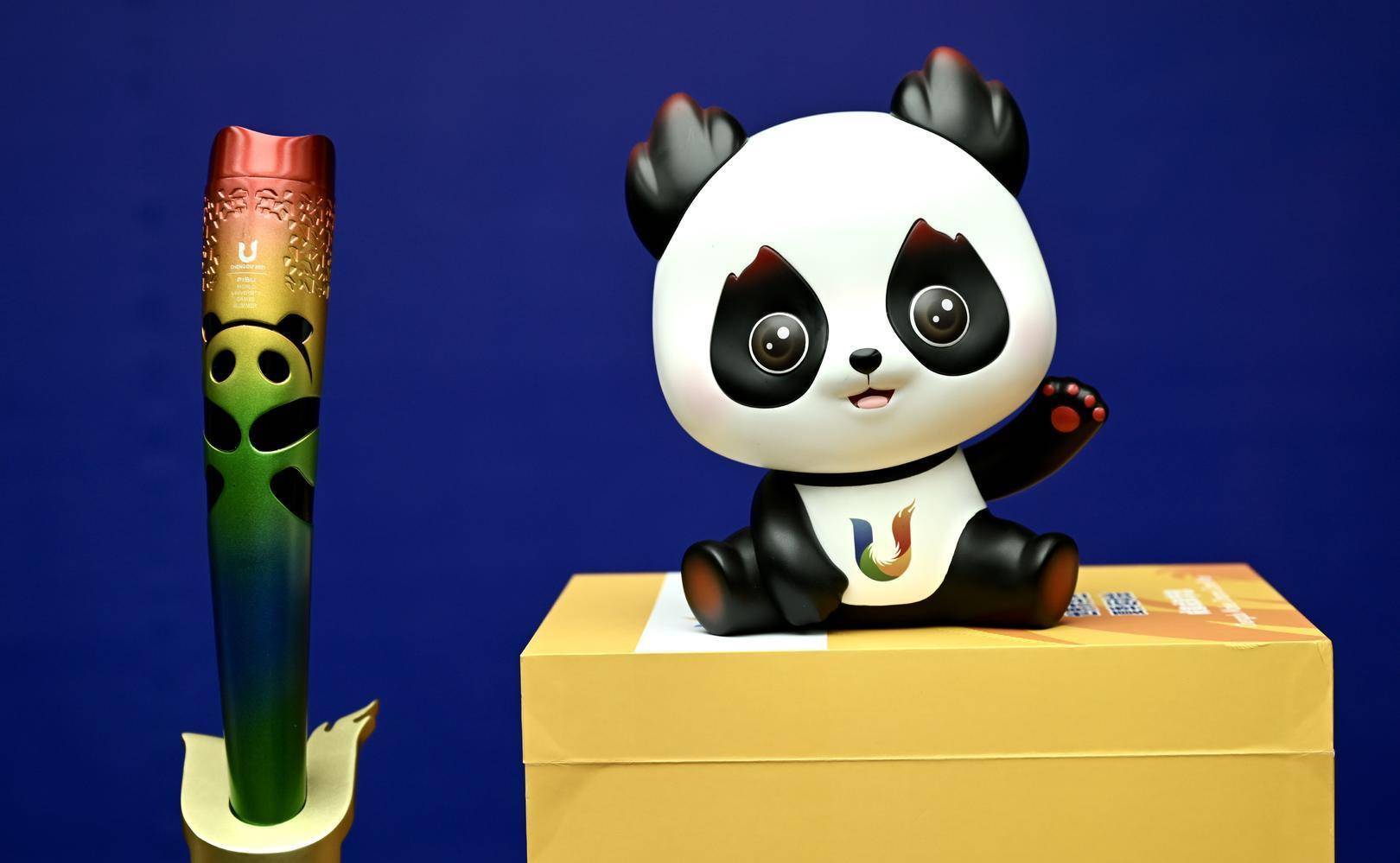 大运会吉祥物荣宝仿照熊猫基地真实的大熊猫芝麻制作