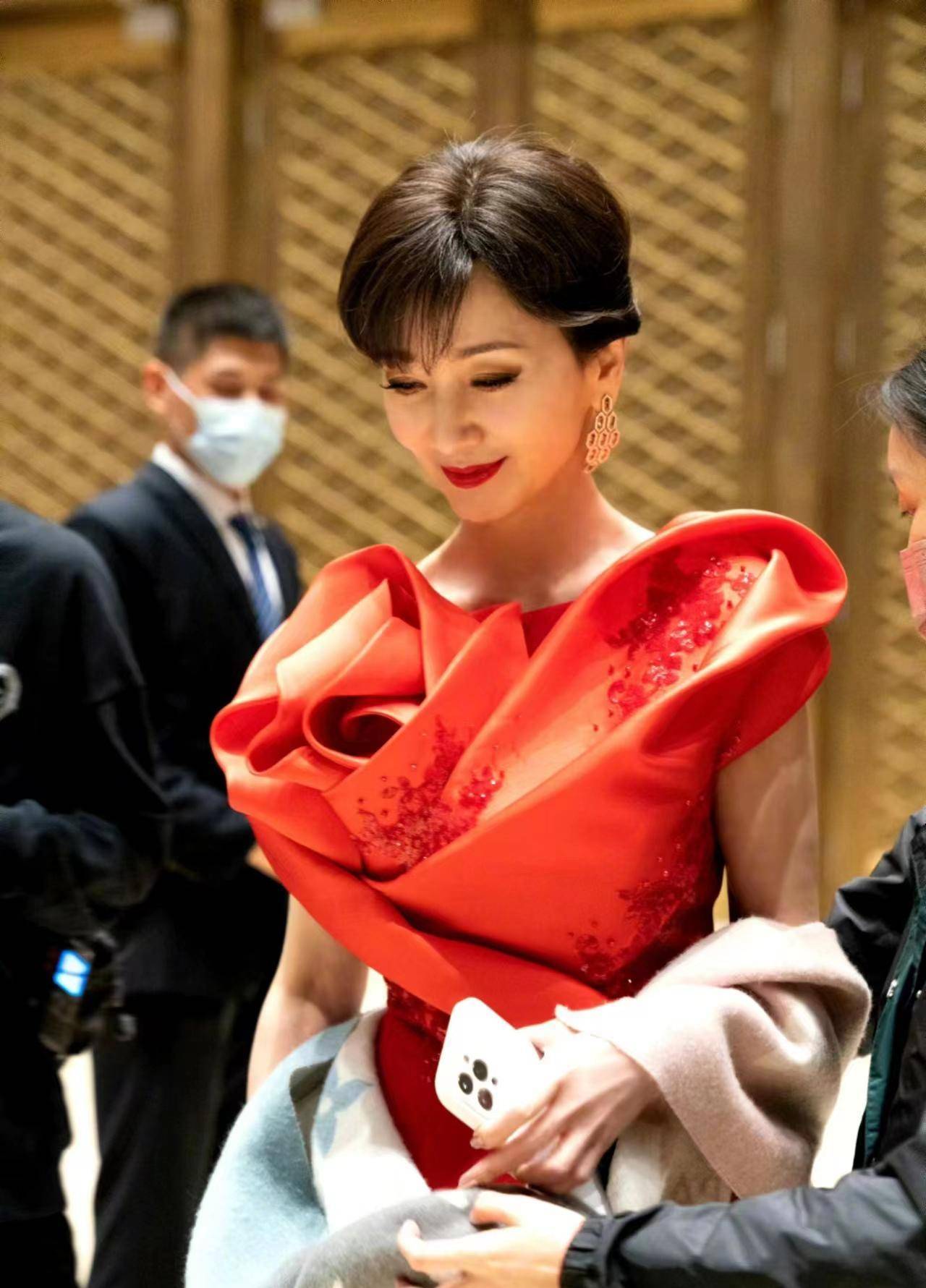 赵雅芝出席北京国际电影节,身穿大红色时尚礼服,温婉优雅!