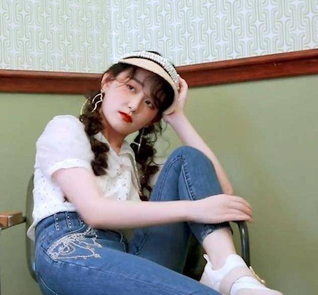 蒋依依长大了,为秀细腿穿最小码裤子,看清上身效果:喘不上气了_牛仔裤