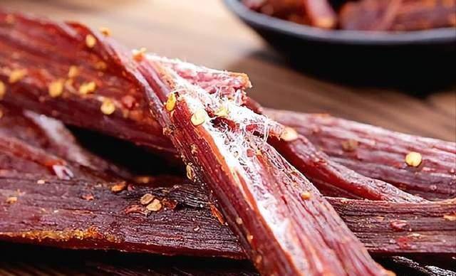 云南迪庆藏族牛,羊肉多加工成干巴.至于猪肉,把石板压制"琵琶肉".