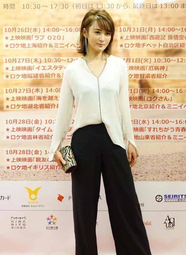 蒋勤勤穿衣太大胆,姜武同台目光没地搁,网友:陈建斌也不管_观众_角色