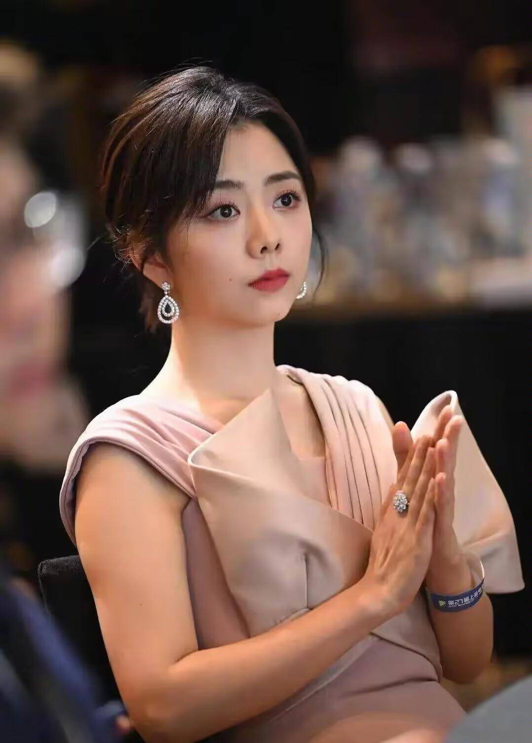 离开美妆后,谭松韵的状态太真实了,不敢相信她已经三十多岁了_粉色