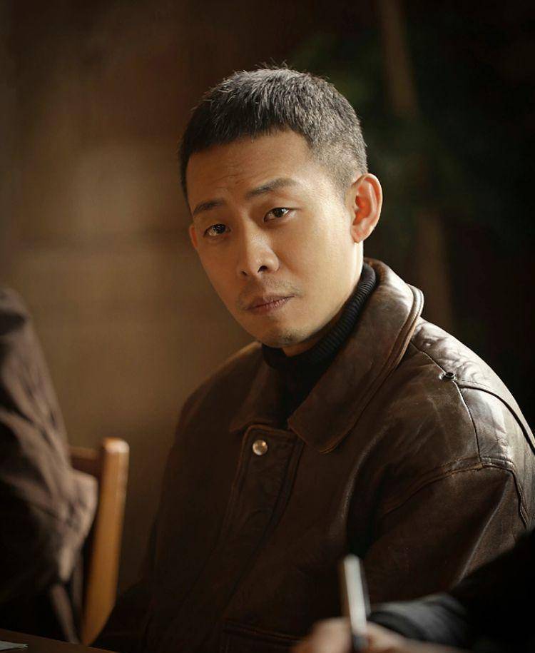 看了45岁张译的穿搭,我发现:中年男人"反油腻"比扮美更显气质_发型