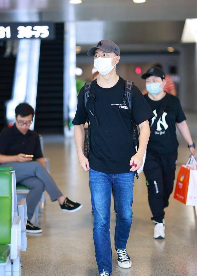 受到母亲的影响,黄轩小时候就很喜欢艺术,初中的时候更是迷上了迈克