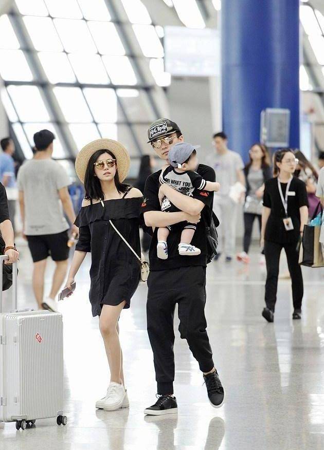 陈晓黑白look携儿子小星星现身机场,疑似回应微博评论?