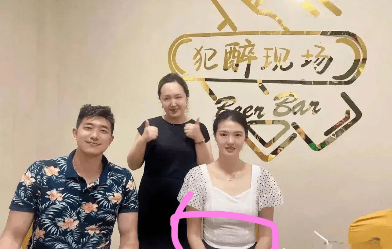 张常宁与丈夫现身路边摊,疑似怀孕发福严重,球迷:认不出来了_吴冠希