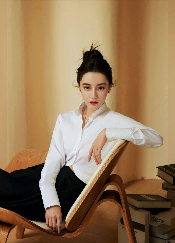 迪丽热巴白衬衫造型简约大方 化身都市女郎超有型_风格_照片_时尚