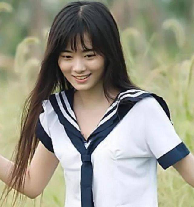 鞠婧祎节目晒童年照,我却被她妈妈吸引,高颜值基因果然很强大_母亲