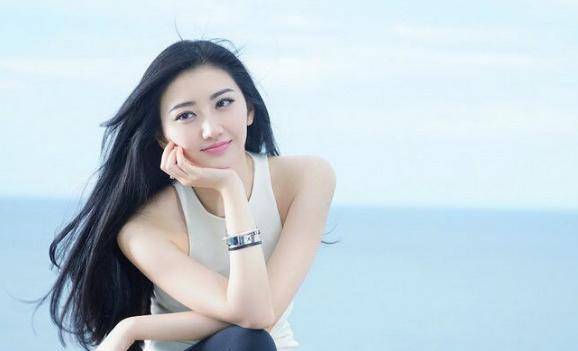 直接披下来头发的景甜这次一下子就变了,不仅搞成了黄颜色,而且是中分