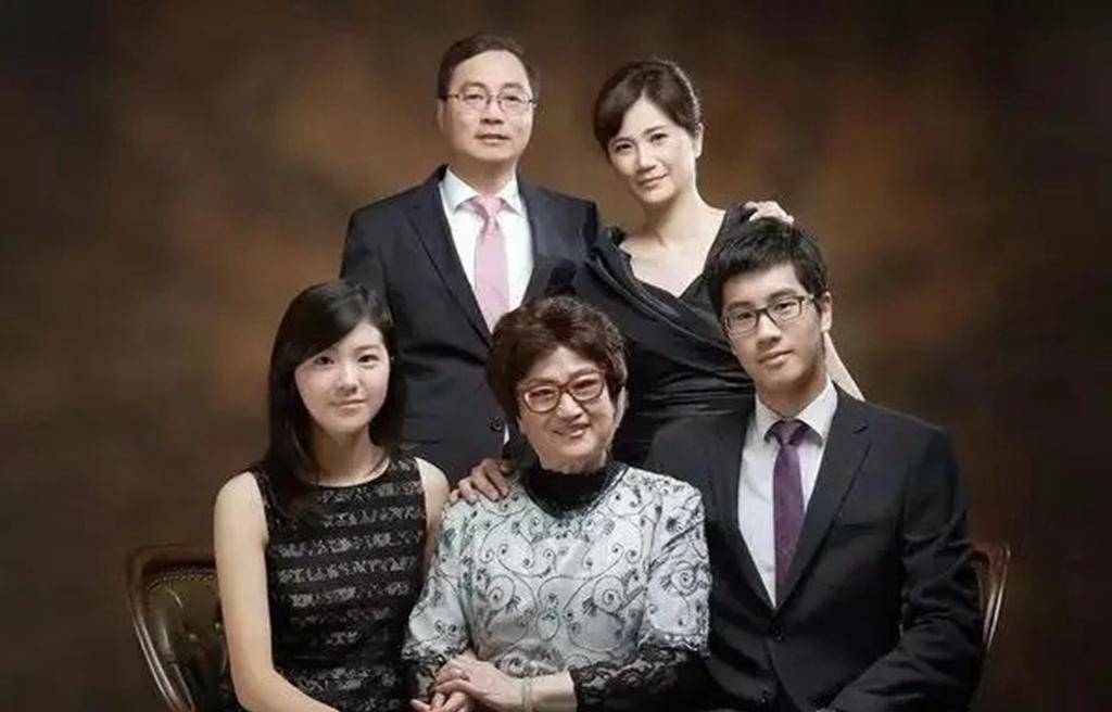 女儿孙庆原现身,向上影捐赠父亲铜像,为何没从事艺术工作_王文娟_妈妈