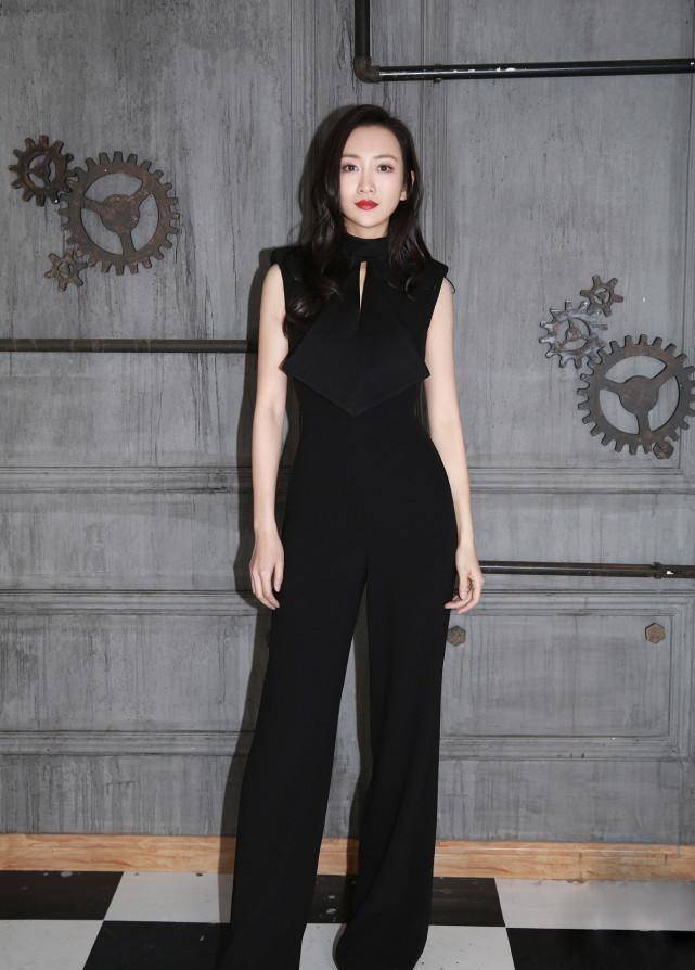 王鸥穿黑衣服很高,v领上衣开到腰间,时尚又不失女人味_黑色_西装_女性