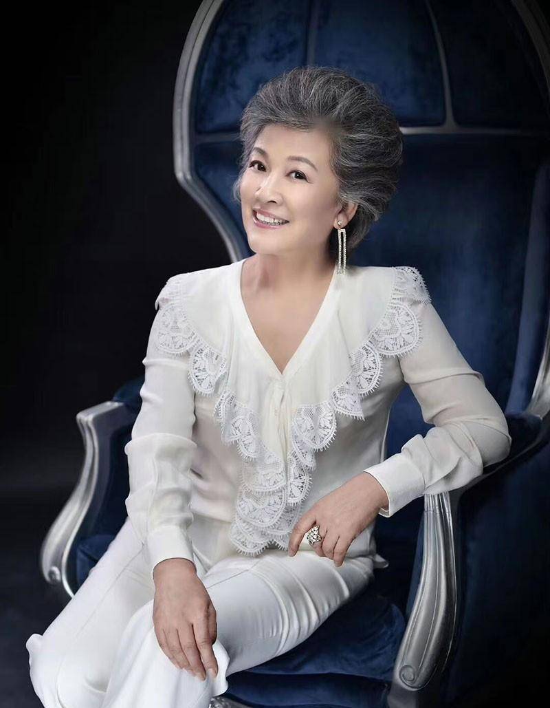 被宋春丽老年状态惊艳:头发花白,衣装简约,气质优雅又高级_女人_白发