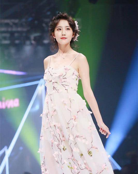 鞠婧祎和李艺彤的台上造型来了,一个妩媚十足,一个像公主!