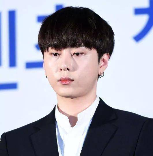 龙俊亨也因为郑俊英视频事件,今天宣布正式退出highlight组合.