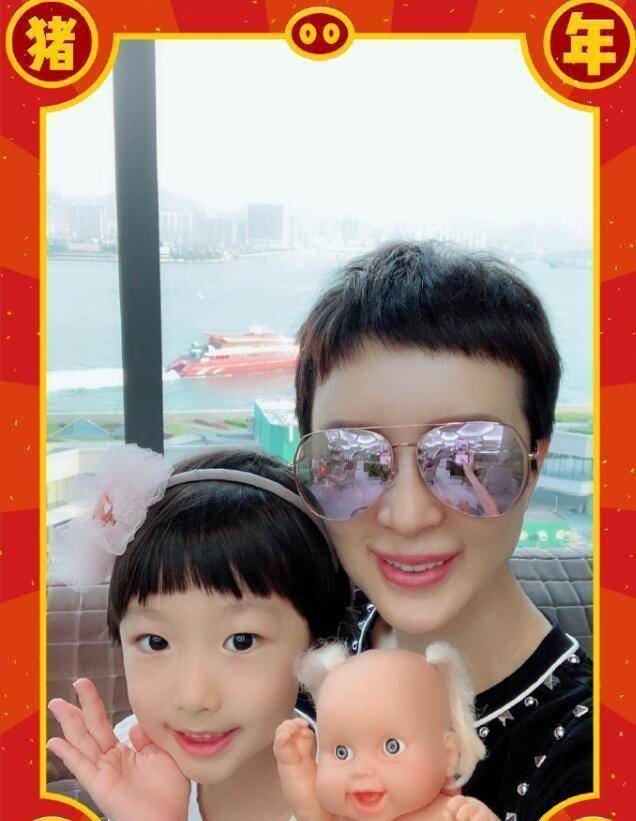 金巧巧晒全家福,五岁女儿的腿引起所有人的注意_西瓜_妈妈_一家