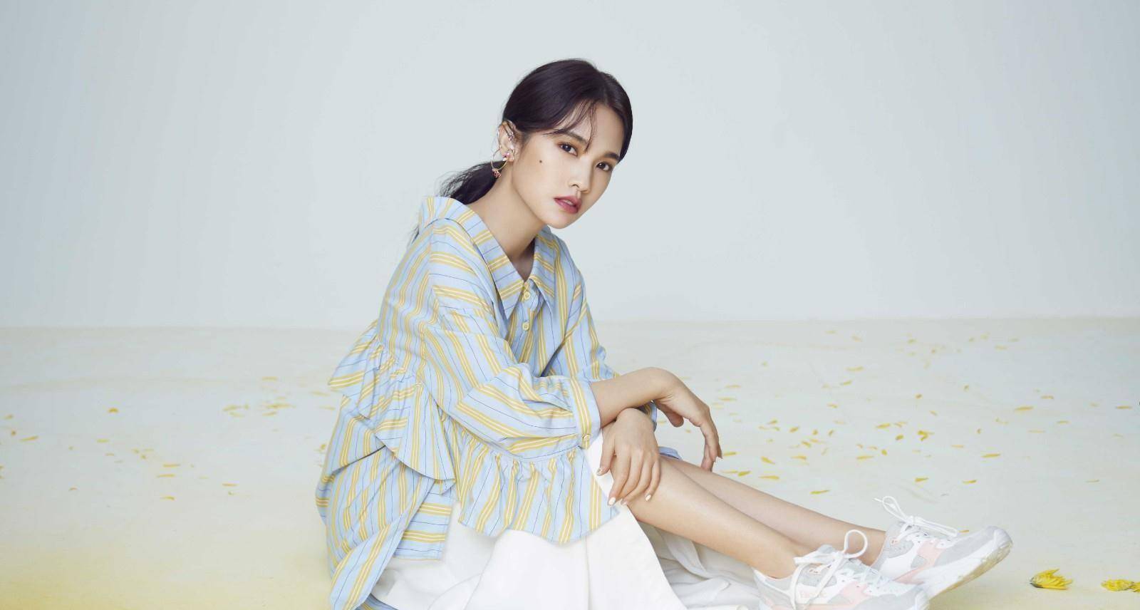 看了杨丞琳的脸,真大写的服气,穿一字肩白裙分分钟嫩成"初恋"_连衣裙