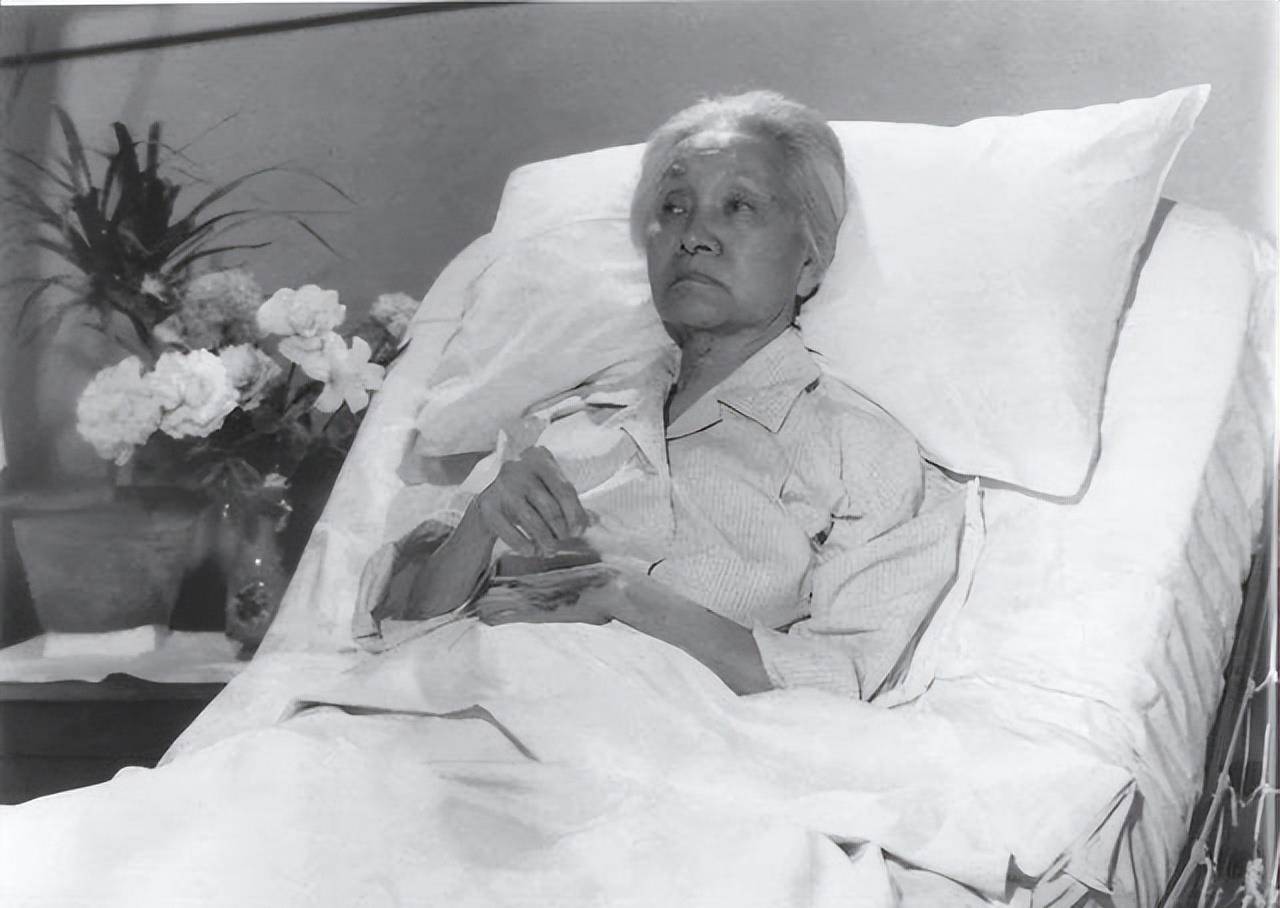 林巧稚林巧稚去世后,家人根据她的遗嘱,将3万元的存款全部捐给了医院