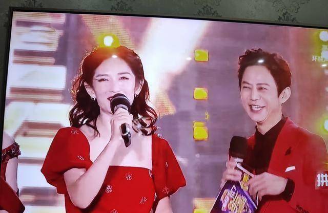 跨年晚会谢娜欧阳娜娜登热搜,二人回应一个笑呵呵一个虚心诚恳_质疑