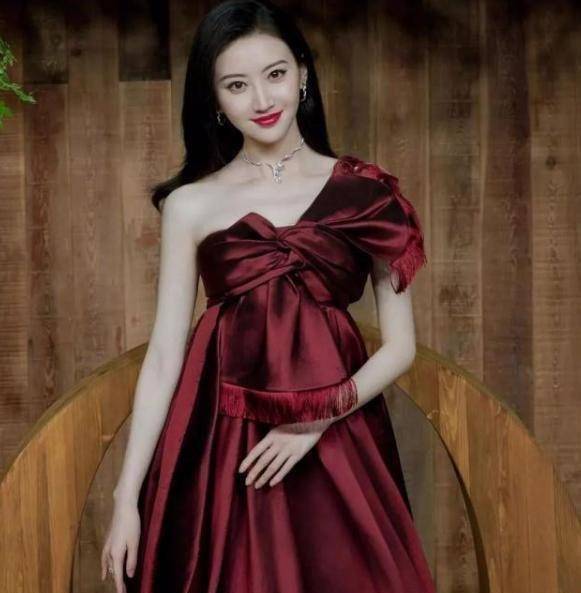 景甜——"人间富贵花"本花,一身酒红礼裙现身dior会场_裙子_白色_镜头