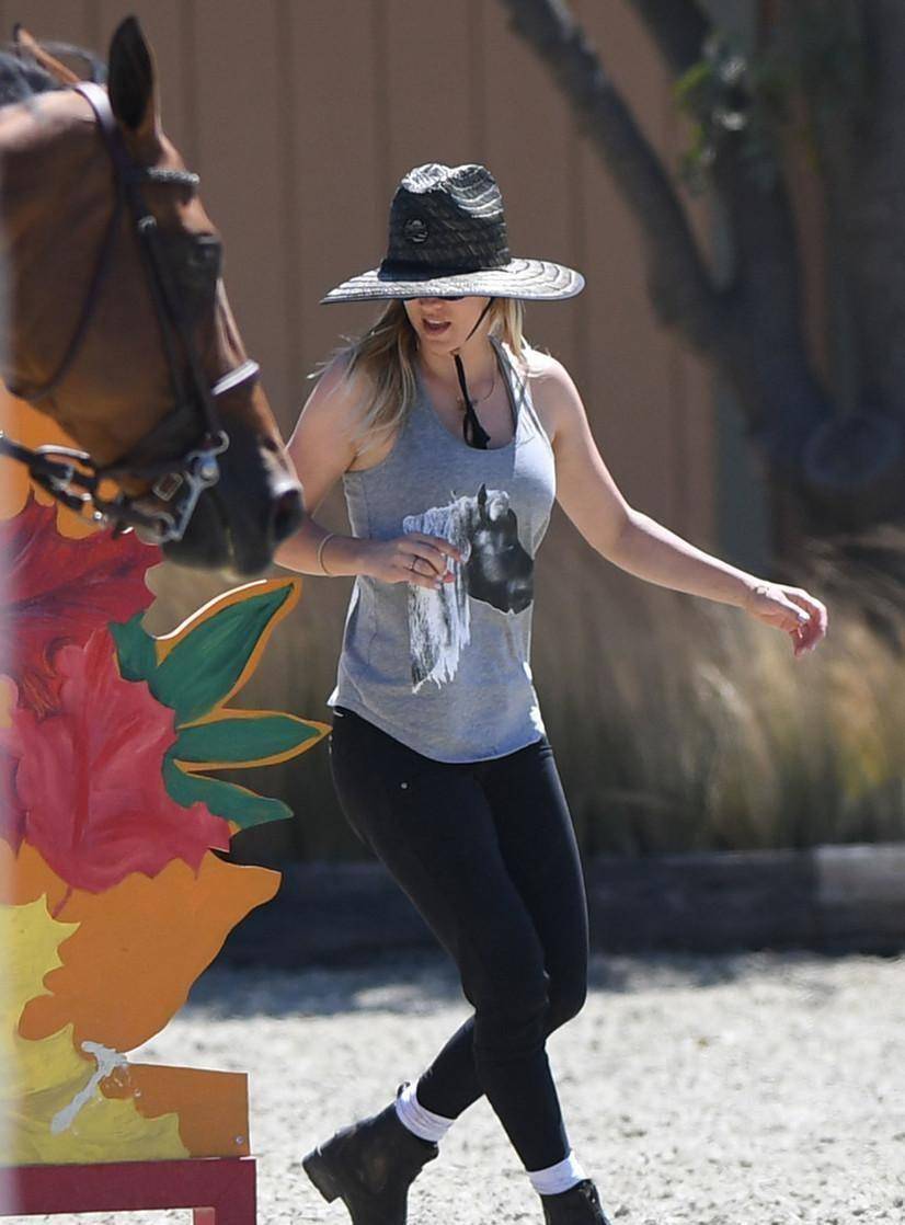 凯莉·詹娜花20万美元为2岁女儿买了一匹小马,遭粉丝嘲讽_斯托米_平台