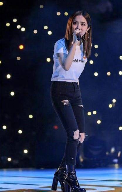 看够了皮裤,你见过邓紫棋的鞋子吗?