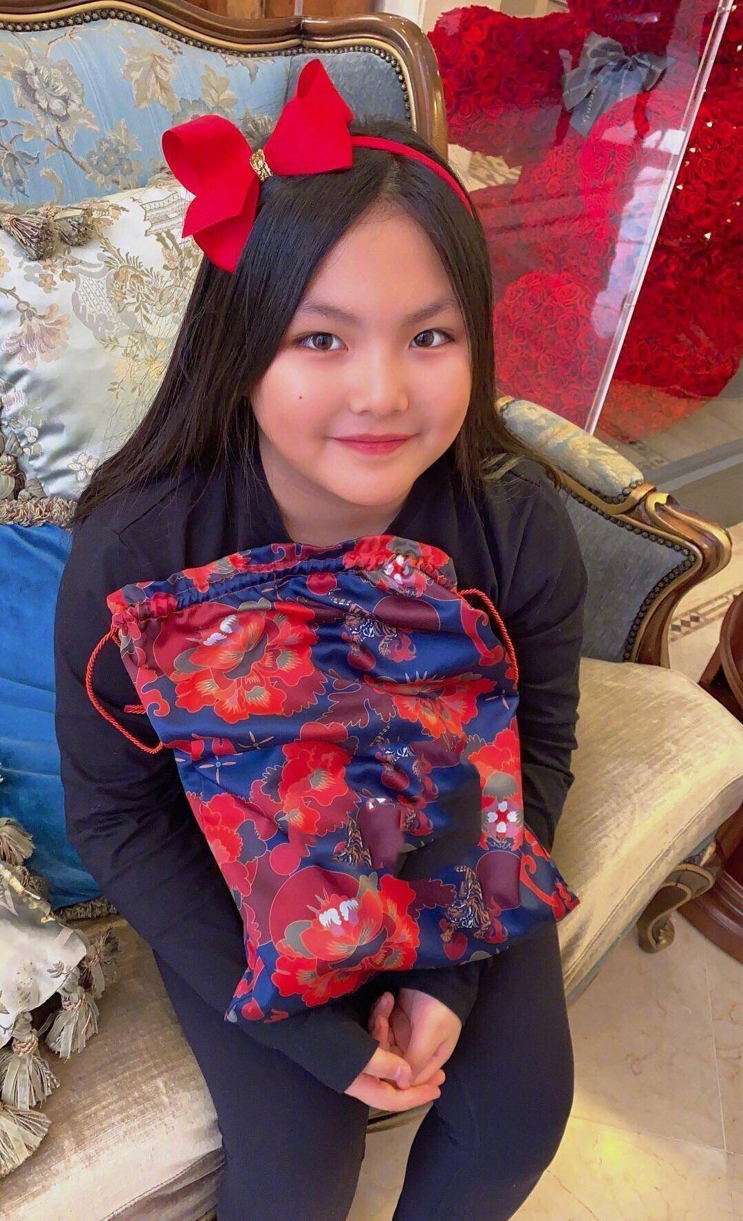 王诗龄骑单车瘦了不少,意外暴露豪华大别墅_时候_生日_玫瑰