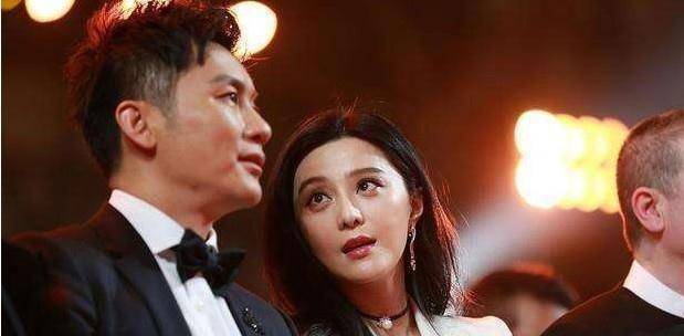 李晨受伤坐轮椅,身边伺候他的俩"助理"颜值抢镜,网友:请不起_钟汉良