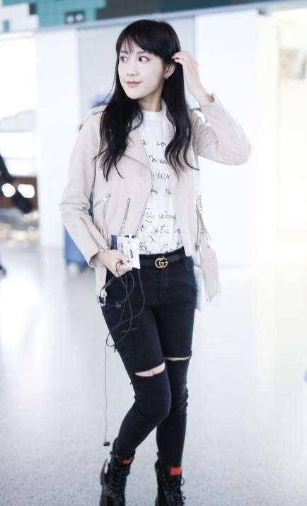 李艺彤的打扮蛮帅气,牛仔衣搭卡其色短裤,手插口袋颇为有范!