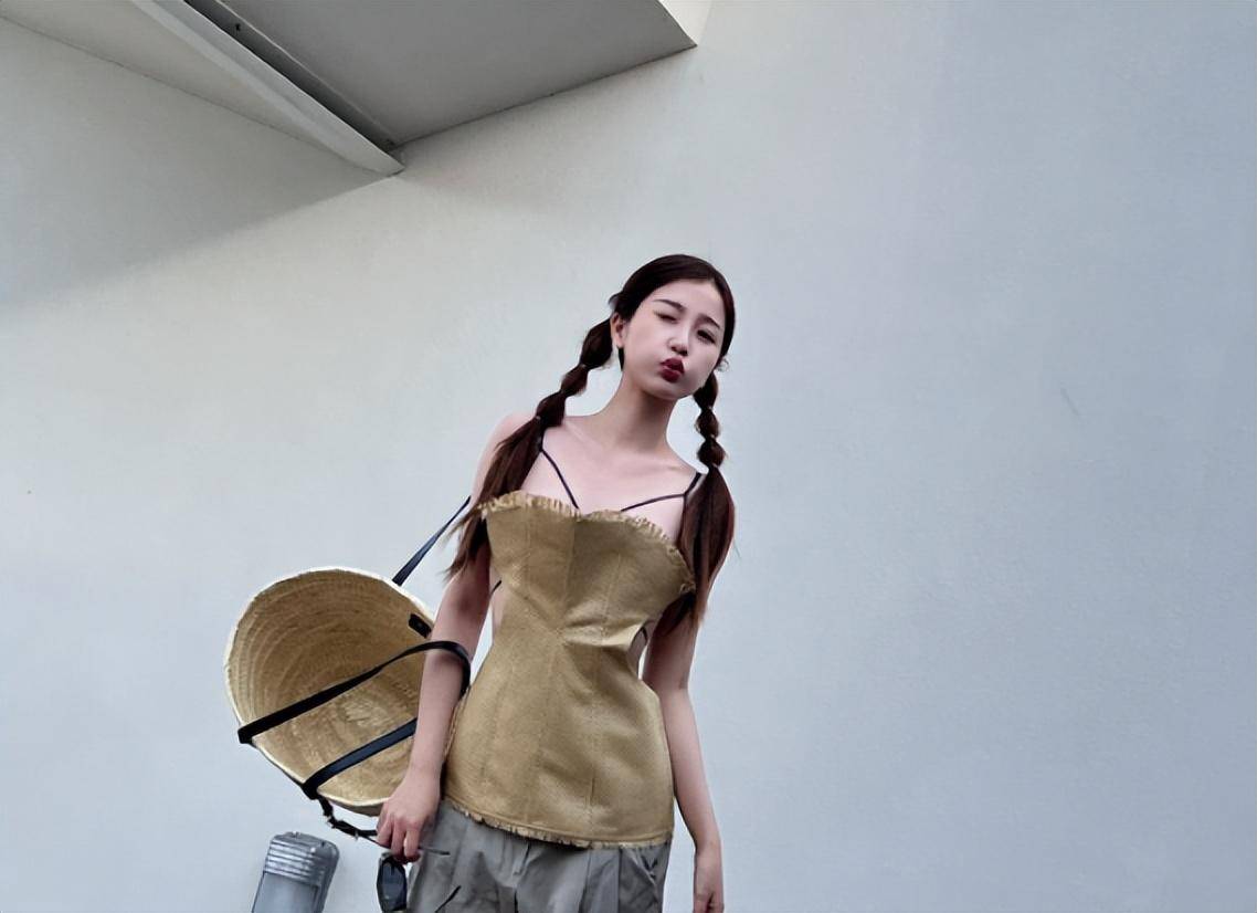 虞书欣晒旅行照,身穿草编吊带背心,当她转身后:一般人驾驭不了_衣服