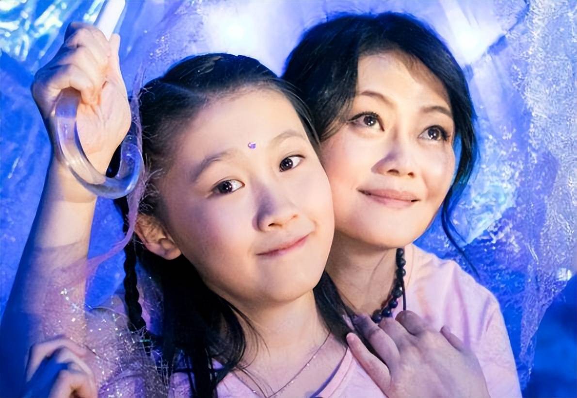 希望何静母女在未来也能一直开心快乐地生活下去,同时也祝愿何彦霖