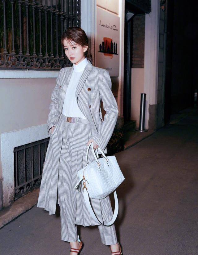 乔欣西装裙裤搭配白色包,干练优雅气质让人沉醉,夜色中更是撩人_感觉