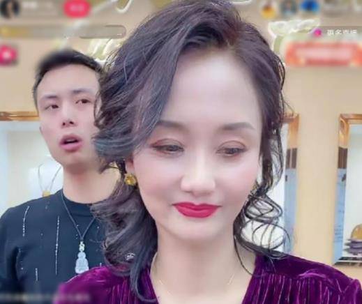 胡兵都要叫前辈,还扮演过张翰的妈妈_视频_角色_母亲