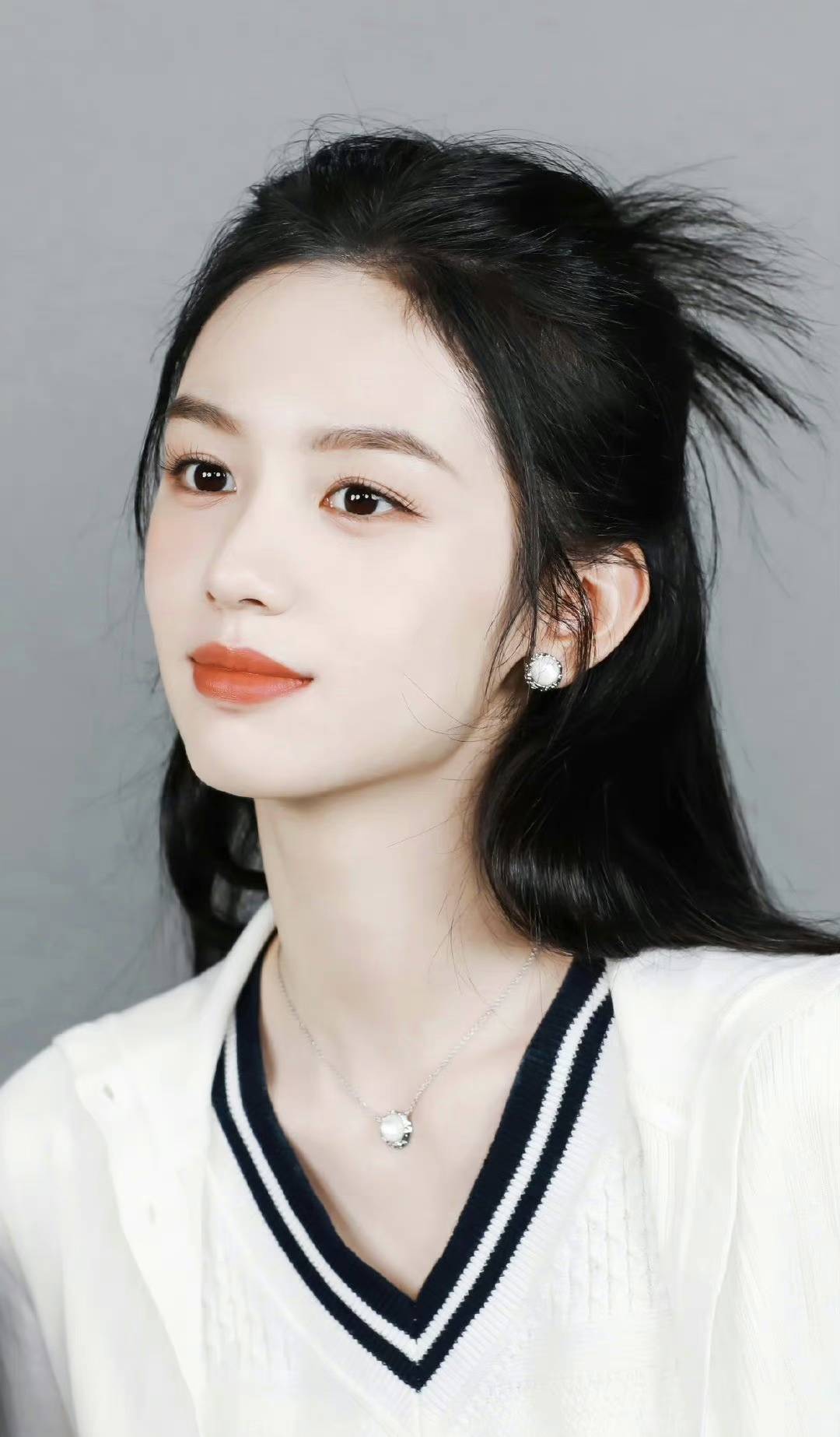 周也证件照被盗用引热议,网友直言:还好不像景甜那样!_管理_校花_广告