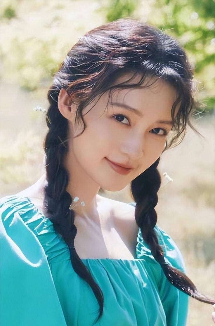 李沁:时尚写真满满田园味,手里攥着和腰间别着的都是"苦菜花"_初夏