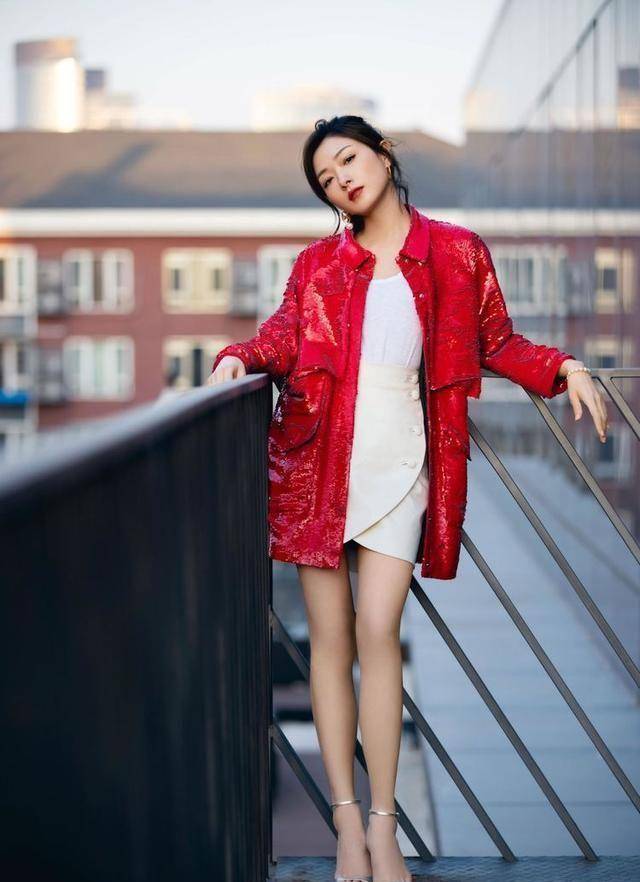 李斯丹妮亮片西装配皮裤,闪闪发光气质超a,抬眸尽显"飒气"_造型_李沁