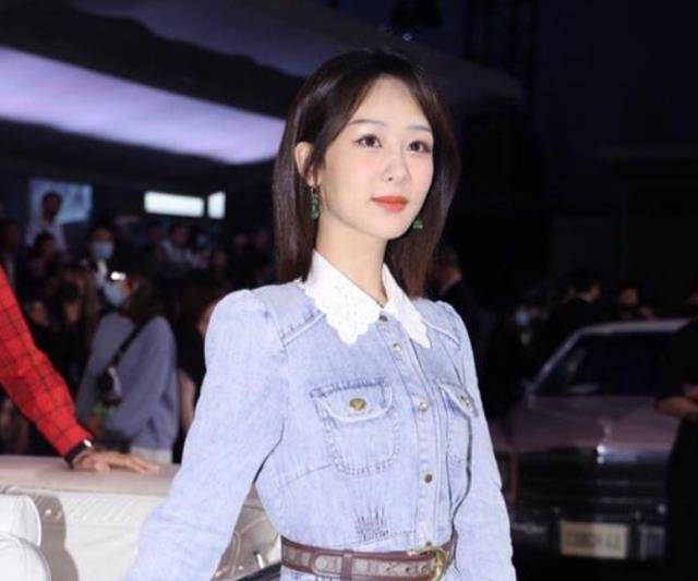 钟汉良和杨紫坐在车上,手摆放的位置成了焦点,素质如何引起热议