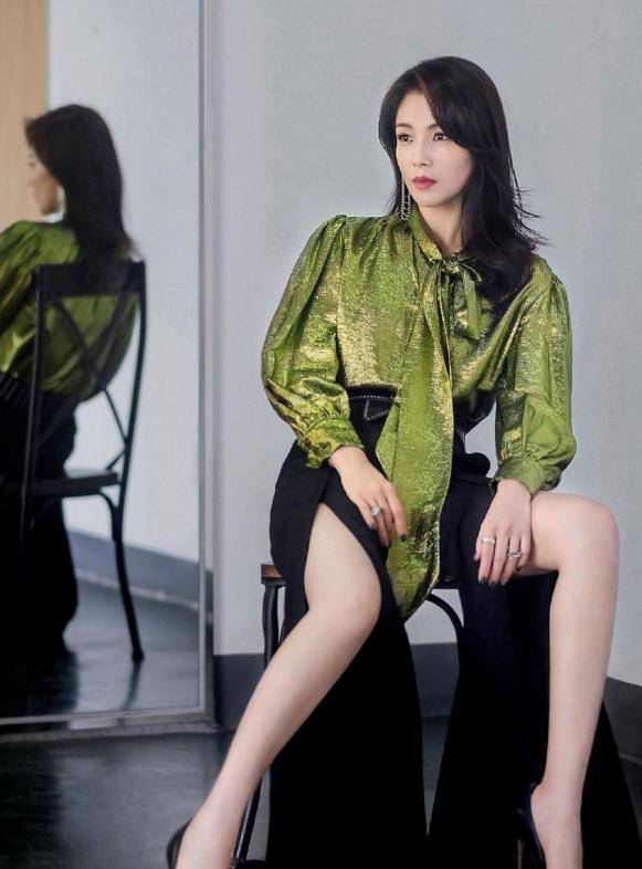 刘涛现在状态好!穿时尚裤露长腿身材好,被吐槽p图没有本人美?