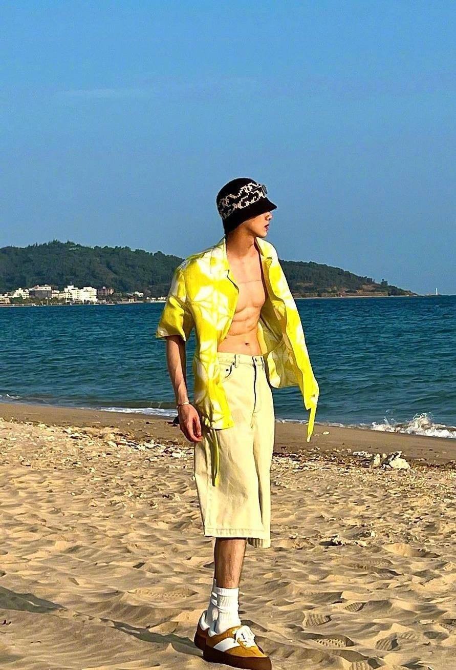 小鲜肉男朋友疑曝光,男方拥有8块腹肌_恋情_实锤_双方