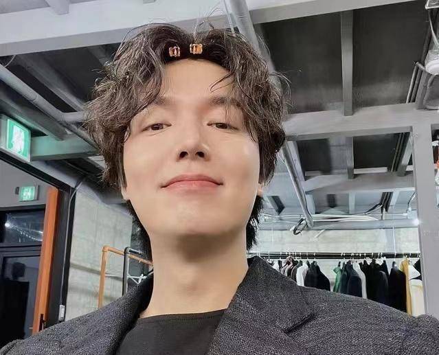 李敏镐戴女生发夹,嘟嘴卖萌比剪刀手,网友:不忍直视_自拍_保养_角色