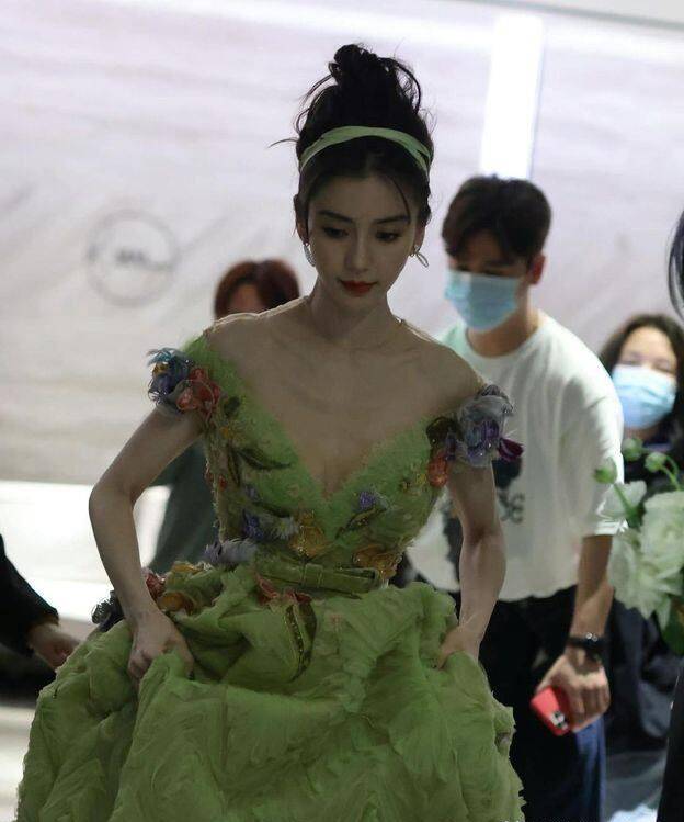 angelababy分手后如落难公主!