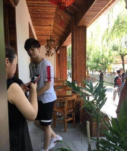 连续上跑男和快本,现在又取代王俊凯,蔡徐坤的c位不稳了?