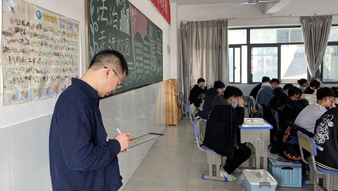 晨纳研究院副院长肖绍芬等一行人进入凤阳中学课堂,通过听课,与师生