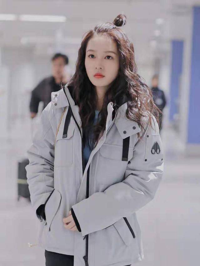 李沁穿7000元羽绒服走机场,90斤体重"竹竿腿"太抢镜,魅力不减_夹克