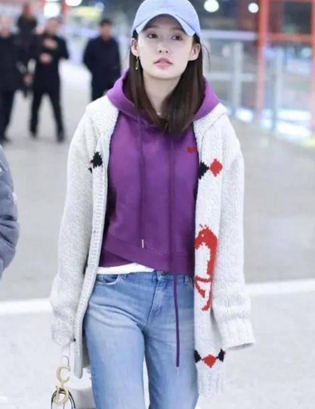 李沁把叠穿运用到了极致,简单朴素的衣服,穿出高级感_牛仔_外套_时尚