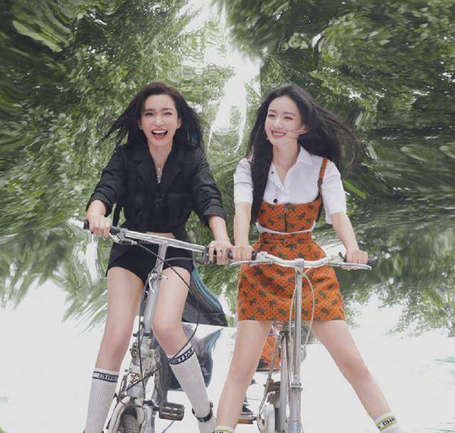 离婚后更潇洒,赵丽颖和李妹妹深夜酒吧聚会,还带着保温杯去ktv_赵丽英