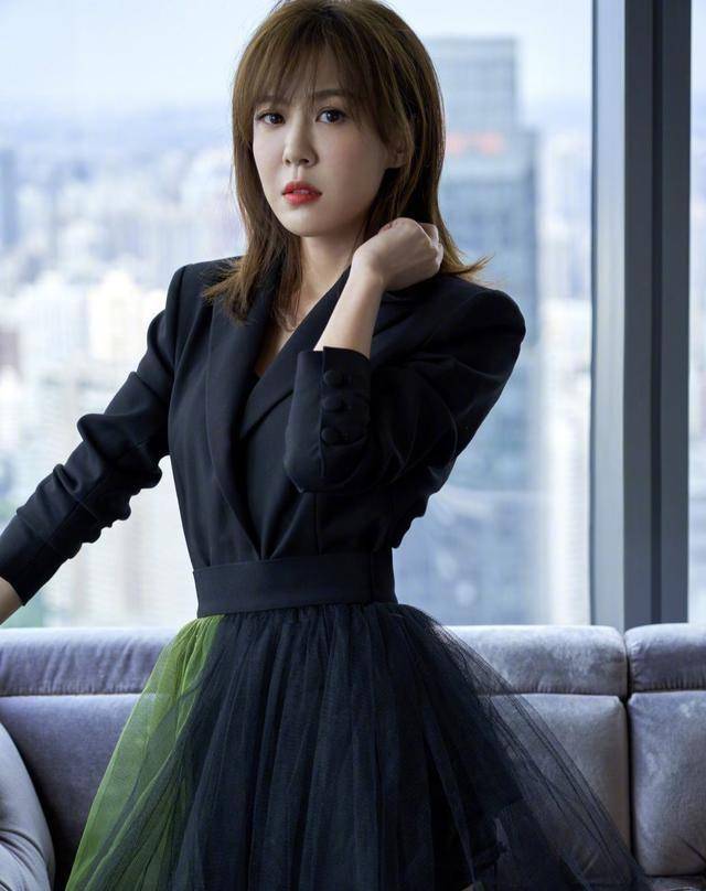 李金铭的甜美穿搭,经典浅驼色裙非常可爱,又不失温柔气氛_衣服_穿着